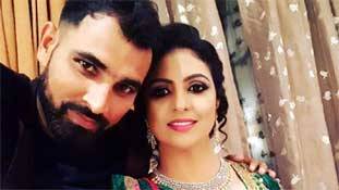 शमी की एक आउट-स्विंग जो वाइड और नो बॉल दोनों है