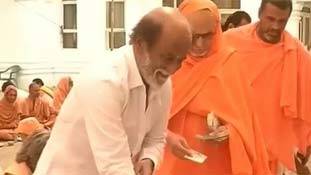 राजनीति में सुपरहिट होने के लिए रजनीकांत धर्म का सहारा तो नहीं ले रहे? राजनीति में सुपरहिट होने के लिए रजनीकांत धर्म का सहारा तो नहीं ले रहे?