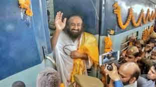 श्री श्री के चेहरे पर सदाबहार मुस्कान और जबान पर 'सीरिया' - भला कैसे ?