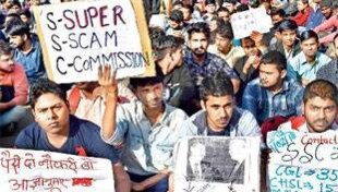 SSC SCAM: नींद और थकान से भरी आंखों में सिर्फ एक ख्वाब SSC SCAM: नींद और थकान से भरी आंखों में सिर्फ एक ख्वाब