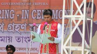 मोदी ने 'माणिक' की मौजूदगी में त्रिपुरा को 'हीरा' पहनाया!
