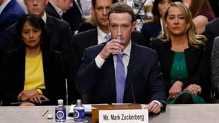 पानी पी-पी कर... हकलाते हुए... इन 7 सवालों को टाल गए जकरबर्ग