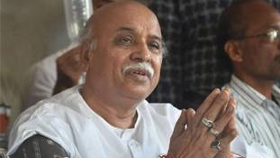 तोगड़िया जी ये संगठन की शक्ति है, अकेले में कहां आपकी चलती है?