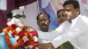 अंबेडकर जयंती मनाकर बीएसपी को वोट ट्रांसफर करा पाएंगे अखिलेश यादव