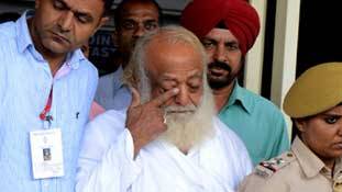 बलात्कारी आसाराम और मोदी के पुराने फोटो पर नया बवाल - कांग्रेस ने ट्वीट किया वीडियो