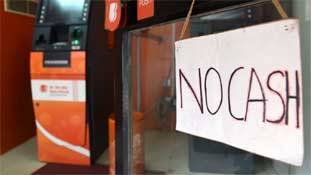 ATM कैश पर दुविधा में सरकार, इधर गिरे तो कुआं उधर गिरे तो खाई