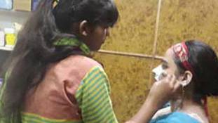 ब्‍यूटी पार्लर कई बार लड़कियों का आत्‍मविश्‍वास तोड़ देते हैं..