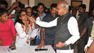 महिला के गाल पर बुजुर्ग का थपथपाना : ये स्नेह है या शोषण ?