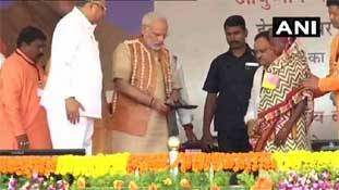 आदिवासी महिला को चप्पल पहनाते पीएम मोदी को समझना चाहिए 