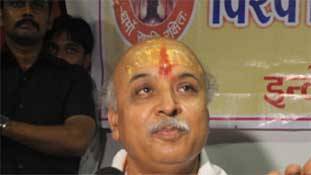 त्रिशूल वाले तोगड़िया को गांधीवादी तरीके के उपवास से आखिर क्या हासिल होगा?