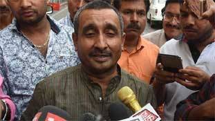 योगी आदित्यनाथ भी अखिलेश की ही तरह नौसिखिये हैं तो मायावती से सबक लें