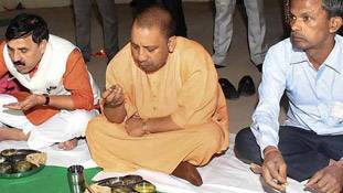 दलित दावत के बहाने बुआ-बबुआ गठबंधन को काट पाएंगे योगी आदित्यनाथ?