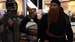 VIDEO: घोड़ों पर सवार.. बंदूक लहराते हुए.. मॉल में घुसे ISIS के 'आतंकी', और फिर...