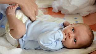 क्या आप अपने बच्चे के डायपर बदलने से पहले उससे इजाज़त लेंगे?