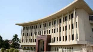 पाकिस्तानी यूनिवर्सिटी का फरमान, लड़के लड़कियों से 6 इंच की दूरी पर रहें!