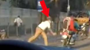 VIDEO: हेलमेट ना पहनने पर यहां चालान नहीं कटता, जूतों से होती है पिटाई!