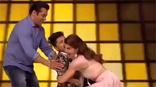 जैकलीन-सलमान का बच्चे से 'जबरदस्ती' दुलार क्‍यों #TooMuch है