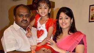 कुमारस्वामी पर चुटकी लेते एक महिला की गरिमा को ठेस क्यों?