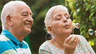 महिलाएं पुरुषों से ज्यादा जीती हैं, जानिए क्यों