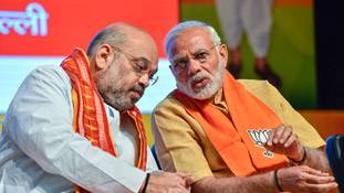 बिखरते कुनबे और विपक्षी गठबंधन के बीच पिसती मोदी-शाह की जोड़ी