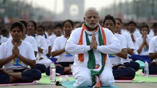 योग को पूरे विश्व में पहुंचाने के लिए पीएम मोदी को सलाम तो बनता है