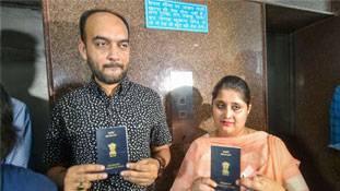 पासपोर्ट अधिकारी ने जानकारी क्या माँग ली, देश में 'धर्म निरपेक्षता' ख़तरे में आ गई