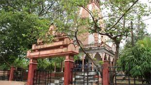 प्रणब मुखर्जी ने मंदिर वहीं बनाया