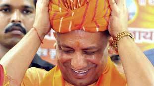 टोपी पहनाने में आखिर लोगों को इतना मजा क्यों आता है?