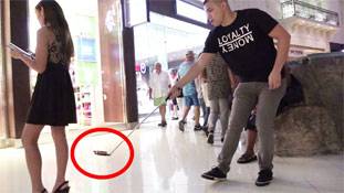 'चोली के पीछे' का ब्रिटिश संस्करण है 'स्कर्ट के नीचे क्या है'