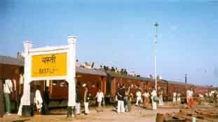 रेलवे के सारे कीर्तिमान एक ट्रेन के नीचे आकर क्षत-विक्षत