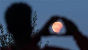 गुरु पूर्णिमा पर सदी का सबसे लंबा चंद्र ग्रहण क्यों खास है गुरु पूर्णिमा पर सदी का सबसे लंबा चंद्र ग्रहण क्यों खास है