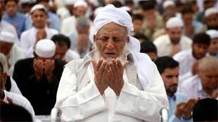 सरयू के तट पर नमाज: सौहार्द्र के नाम पर ये बेवकूफी है !