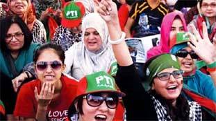 पाकिस्तान चुनाव में महिलाओं ने इस बार अलग ही तस्वीर पेश की है