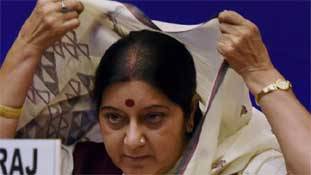 सुषमा स्वराज पर बीजेपी की खामोशी और कांग्रेस के सपोर्ट को क्या समझा जाये