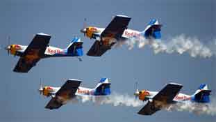 वाह योगी जी, तोता टी स्टाल और मनोज समोसा भंडार के बीच में एयरो इंडिया शो!