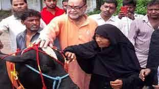 गौ 'माता' को बहन बनाने वाले मुस्लिम नेता से मिलिए