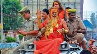 गोल्डन बाबा और कुछ नहीं बस हमारी आस्था का आईना है