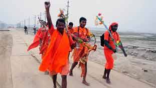 उत्पात मचाते कांवड़ियों का पुलिस के डंडों से अभिषेक जरूरी है