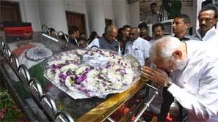 करुणानिधि समाधि विवाद: चुनावी हार से बड़ी शर्मिंदगी है AIADMK के लिए