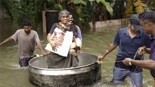 केरल त्रासदी पर सोशल मीडिया में कई रंग बिखरे हैं
