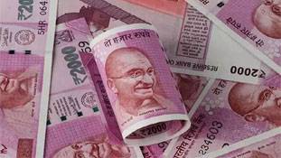 रुपया गिरकर 70 के नीचे, अब समझिए किस पर कितना असर