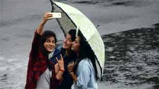 सेक्सी सेल्फियां आर्थिक असमानता को कैसे दूर करेंगी ये बात समझ के परे हैं!