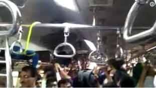 'पीक ऑवर' में मुंबई लोकल की यात्रा करने वाले हरे सांप को लाल सलाम