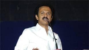 करुणानिधि के बाद स्टालिन की ताजपोशी तय पर कुछ दिक्कतों के साथ करुणानिधि के बाद स्टालिन की ताजपोशी तय पर कुछ दिक्कतों के साथ