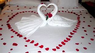 कोई अपनी सुहागरात का वीडियोशूट कैसे करवा सकता है!!