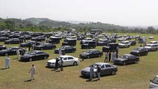 पाकिस्तान को बचाने के लिए इमरान खान का कार और भैंस बेचना बस एक ढोंग है !