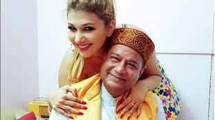 कम उम्र की लड़की किसे अच्छी नहीं लगती! अनूप जलोटा को भी लग गई होगी