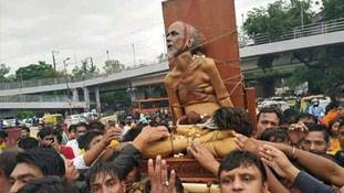 तरुण सागर की शव यात्रा को क्रूर कह रहे लोग जैन संतों की अंतिम संस्कार प्रक्रिया समझ लें