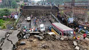 हादसों का शहर: कोलकाता की ‘पुल तोड़ परंपरा!’