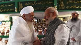 मोदी के वाजपेयी बनने की कवायद आडवाणी से बिलकुल अलग है! मोदी के वाजपेयी बनने की कवायद आडवाणी से बिलकुल अलग है!